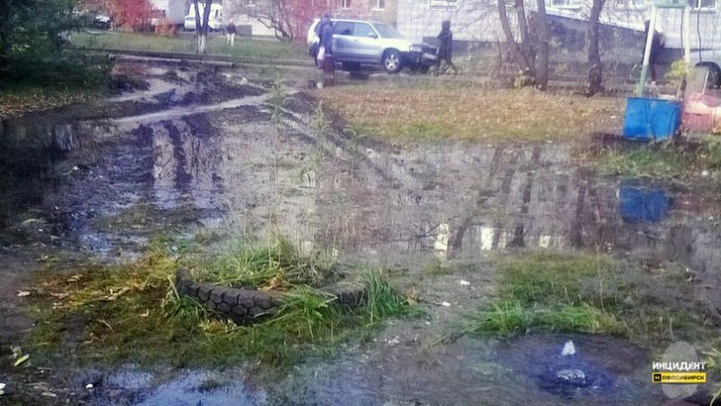 Вода из колодца затопила дорогу в Дзержинском районе